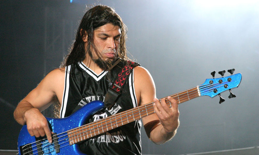 Роберт Трухильо басист Металлики играет на своей бас гитаре Fernandes Gravi...