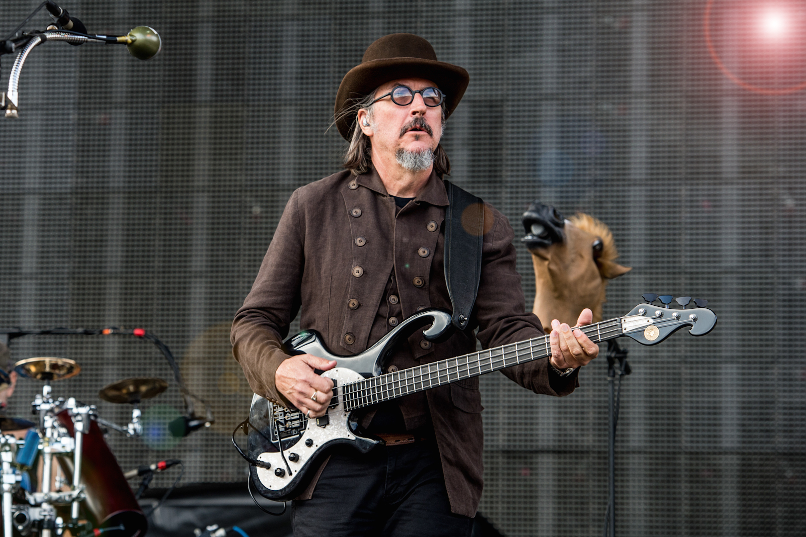 Les claypool rainbow bass. Лес Клейпул Primus. Бас лес Клейпул. Лес Клейпул в молодости.